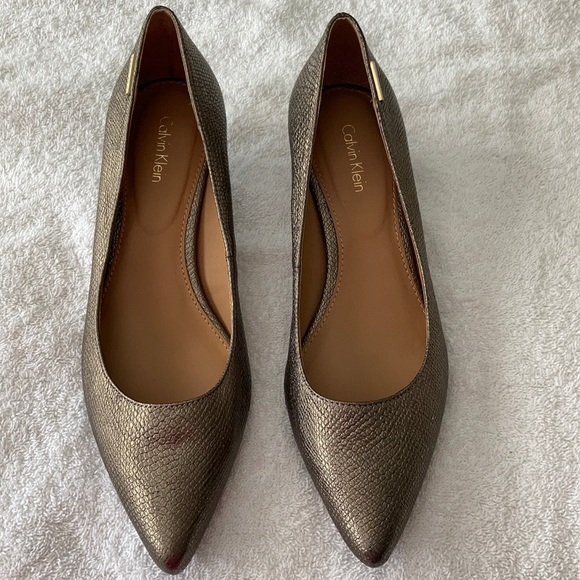 calvin klein gabrianna pump silver